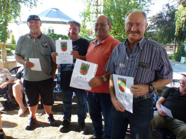 Stolze Inhaber der Fischereirechte sind ab sofort Günter Sutmöller, Stefan Ebert, Rainer Wesseler und Ernst Kellner (von links).Foto: Norbert Wiegand
Stolze Inhaber der Fischereirechte sind ab sofort Günter Sutmöller, Stefan Ebert, Rainer Wesseler und Ernst Kellner (von links).Foto: Norbert Wiegand