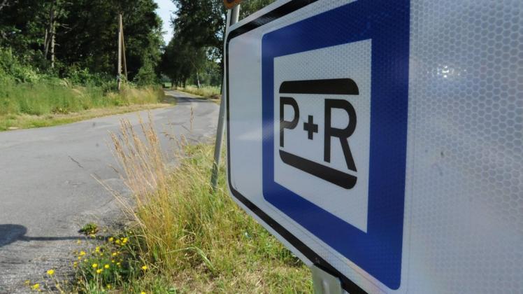 Der Park-and-Ride-Parkplatz an der B 70 ist ausgeschildert. Foto: Mike Röser