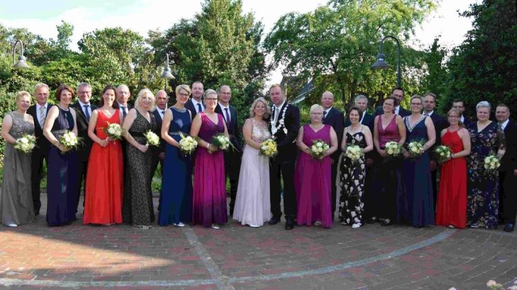 Die neue Throngemeinschaft bilden (von links) Irmgard und Bernd Santen, Karin und Alfons Hebbelmann, Sonja und Peter Jänen, Claudia Gründer und Klaus Ahrens, Annika und Jörg Kampen, Nina und Martin Dröge, Königspaar Sandra und Frank Garbs, Martina und Helmut Kremer, Sabine und Helmut Schulte, Cathrin und Henning Terhorst, Ricarda und Norbert Garbs, Marion Ohmann und Matthias Witte sowie Maria und Uli Hebbelmann. Foto: Andrea Schmees