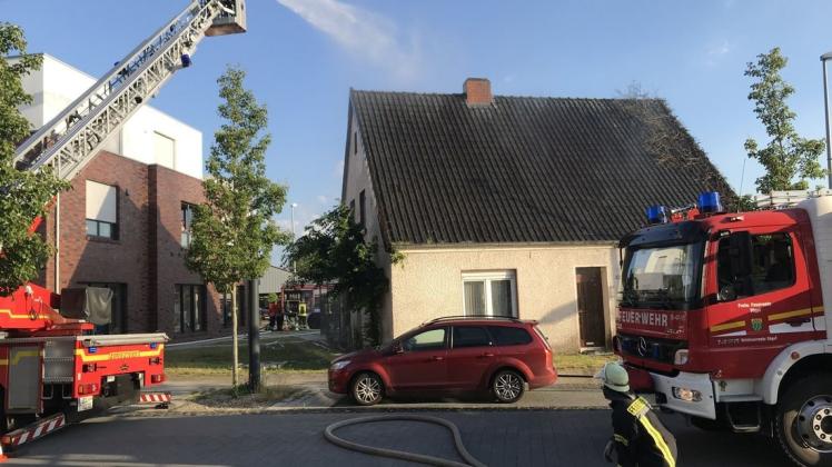 Die Feuerwehr Sögel übte an diesem alten Haus am Kreisel an der Clemens-August-Straße in Sögel. Foto: Brand