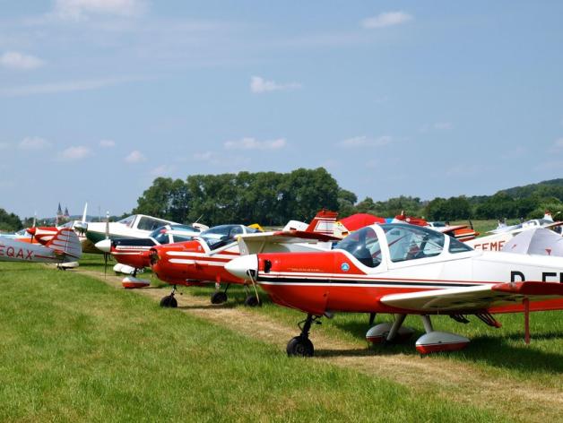In langer Reihe parkten die alten Flieger auf dem Flugplatz in Eicken-Bruche. Foto: Conny Rutsch         