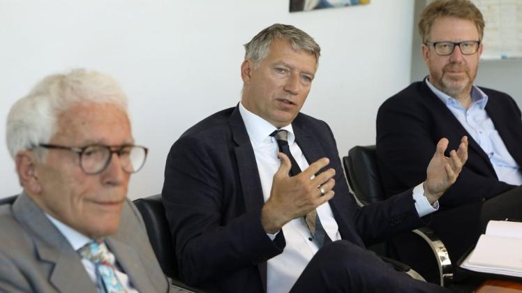 Im Medienhaus der NOZ diskutierten Hans-Wolf Sievert (von links), Marko Schluroff und Franz-Josef Paus diskutierten beim Wirtschaftstalk über Chancen und Risiken des chinesischen Marktes. Foto: Gert Westdörp