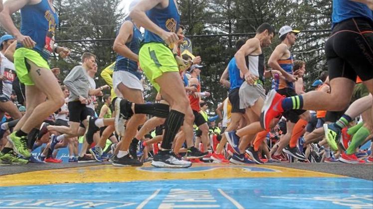 Läufer überqueren beim 123. Boston-Marathon die Startlinie. 