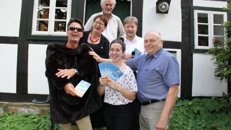 Das Vorbereitungsteam der 3. Schafstall-Regionale mit Andreas Arlinghaus-Deutschmann (unten v.l.), Luisa Korte, Thomas Bochniak, Annette Ludzay, Michael von Jakubowski und für den Kunst- und Museumskreis Hartwig Ventker hat trotz subtropischer Temperaturen viel Spaß bei der Vorbereitung der Ausstellung. Foto: Christa Bechtel