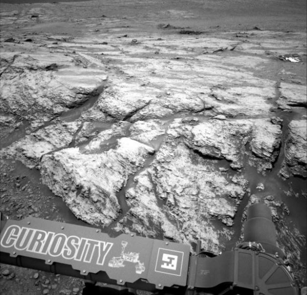 Dieses Bild, das von der linken Navigationskamera des Nasa-Rovers Curiosity aufgenommen wurde, zeigt einen Teil des "Teal Ridge", den der Rover untersucht hat. Dort hat der  Rover in der Marsatmosphäre eine erstaunlich hohe Methankonzentration registriert. Foto: dpa/NASA