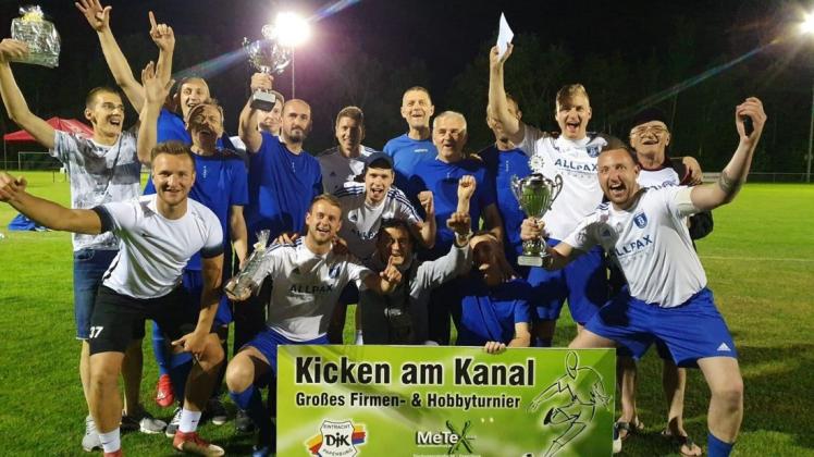 Finalsieger beim Kicken am Kanal wurden die Mannschaften Freibier United (weiße Trikots) für die „Champion League“ und Adriatik für die aus nicht aktiven Spielern zusammengestellte „Euro League“. Foto: Sportverein Eintracht Papenburg