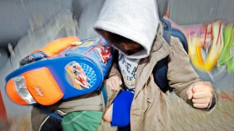 Schüler prügeln sich auf einem Schulhof. Kids in der Großstadt ticken immer weniger sozial. 