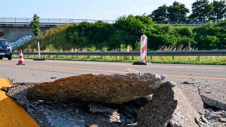 Wegen großer Hitze ist eine Betonfahrbahn auf einer Autobahn aufgebrochen. 