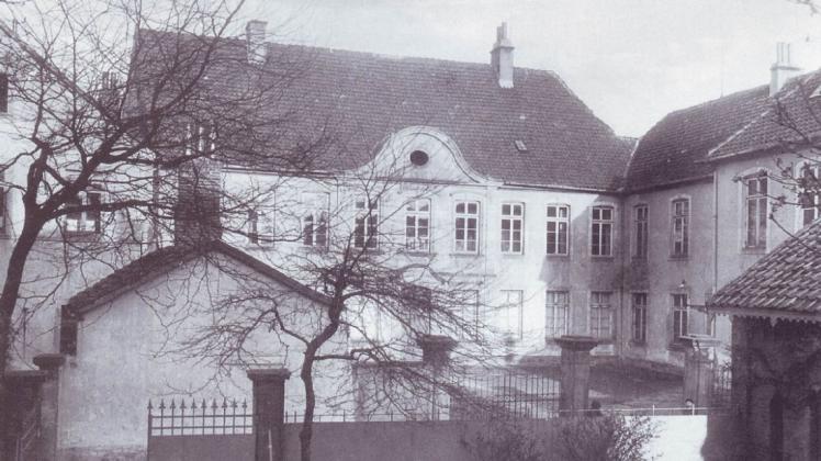 Hier begann die evangelische Hilfsschule vor 120 Jahren: in der Hakenstraße 11 im ehemaligen Adelshof von Voigt, der bis 1794 Wohnsitz Justus Mösers war. Foto: Rudolf Lichtenberg jr., aus: Spratte, Bildarchiv Alt-Osnabrück, Band I, Verlag Wenner.
