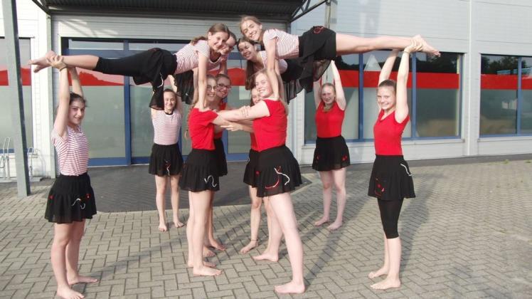 Zum Abschluss der Zirkuscollage bilden die Artistinnen eine Pyramide. Foto: Elisabeth Tondera