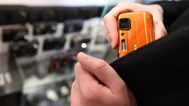 Ein Mann schiebt in einem Fotogeschäft eine Kompaktkamera unter seine Jacke. Ladendiebe haben einer Studie zufolge im vergangenen Jahr wieder für Milliardeneinbußen im Einzelhandel gesorgt.Foto: Felix Kästle/dpa