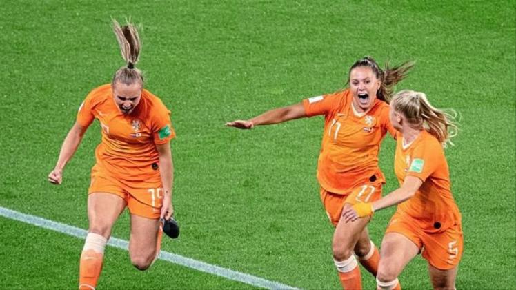 Die Niederländerinnen Jill Roord (l-r), Lieke Martens und Kika van Es feiern das Tor zum 2:1 gegen Japan. 