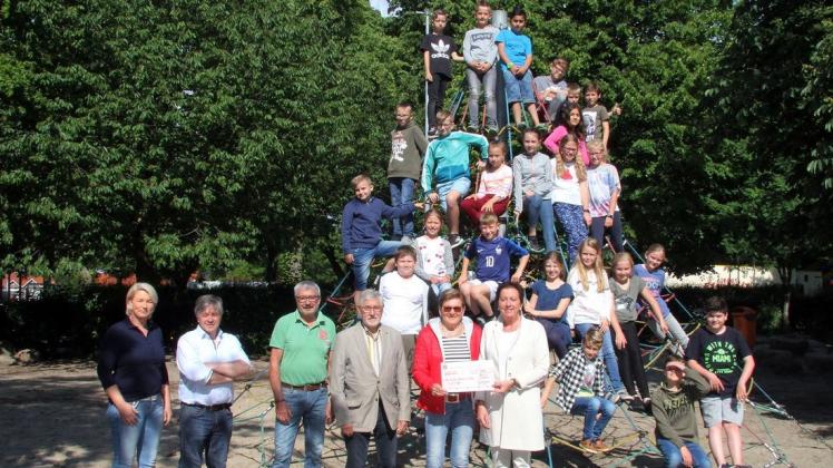 Einen Scheck über 500 Euro übergab die Grundschule Werlte an soziale Einrichtungen. Foto: Grundschule Werlte