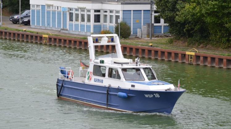 Die Wasserschutzpolizei konnte auf dem Binnenschiff bei Emden Beweismaterial sichern. Symbolfoto: Heiner Beinke