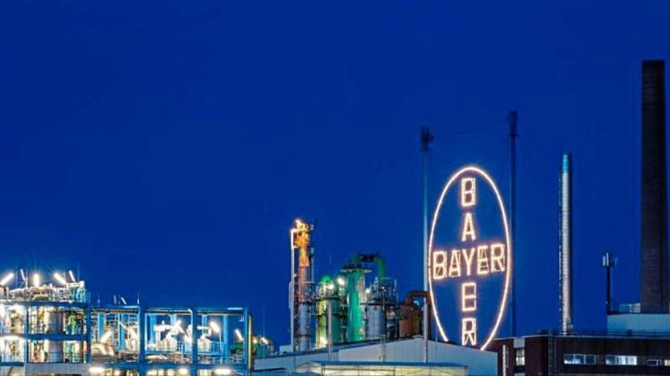 Werksgelände von Bayer in Leverkusen gegenüber dem Rheinufer in Köln. 