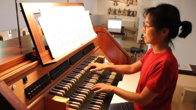 Organistin Ji Kyung Lee hatte ein exquisites Programm für das erste Orgelkonzert zusammengestellt. Foto: Heiko Bockstiegel