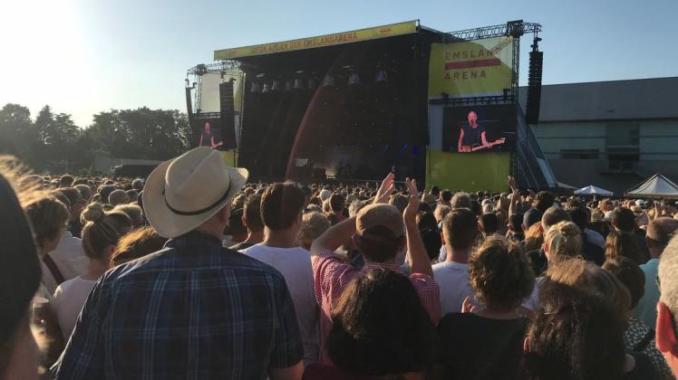 Musiker Sting tritt in Lingen vor 12.000 Menschen auf. 