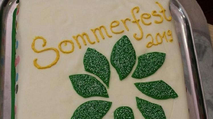 Torte: Die Tochter einer Mitarbeiterin des Vitalis Wohnpark Bad Essen hatte die Vitalis-Torte extra für das Sommerfest gebacken. Foto: Jonna Beyering