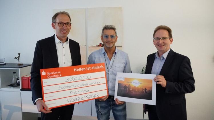 Die Gesellschafter der Steuerberatungsgesellschaft "Klöker & Partner" Markus Wulftange (links) und Thomas Helbig (rechts) unterstützen John McGurk mit 3.000 Euro. Foto: Franziska Specker