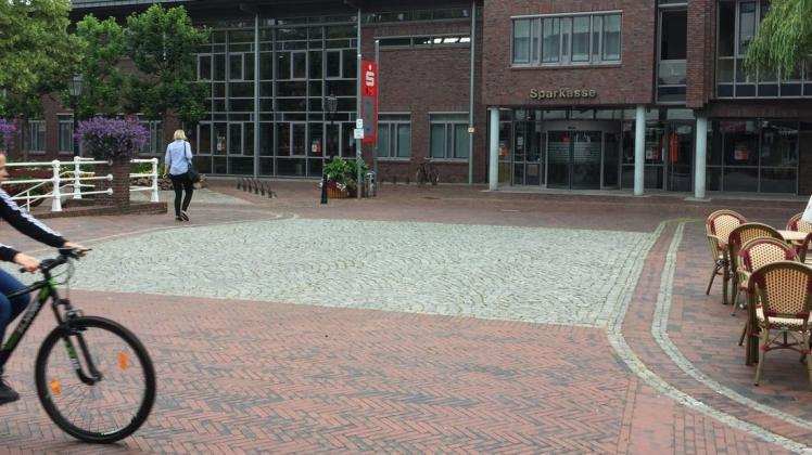 Die Fläche vor dem Sparkassen-Gebäude wird nach Papenburgs langjährigem Stadtbaurat Dieter Schämann benannt werden. 