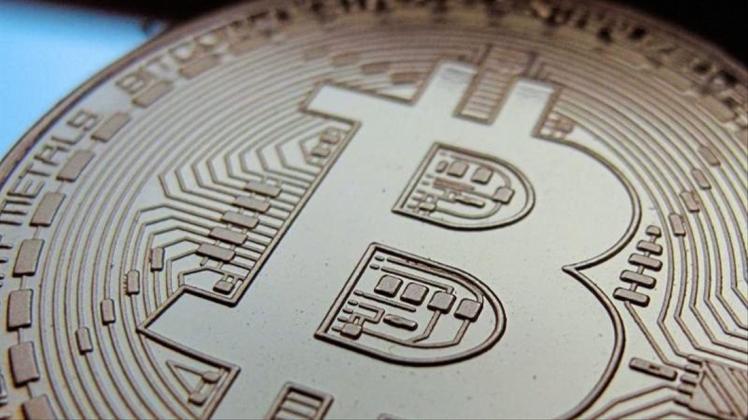 Eine Bitcoinmünze. Der Bitcoin ist die älteste und bekannteste Digitalwährung. Foto: Ina Fassbender