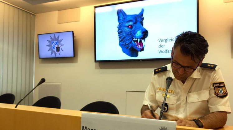 Polizei-Sprecher Marcus da Gloria Martins zeigt ein Vergleichsbild einer Wolfsmaske. In München hat ein Mann mit Wolfsmaske hat ein elfjähriges Mädchen vergewaltigt. Foto: dpa/Wera Engelhardt