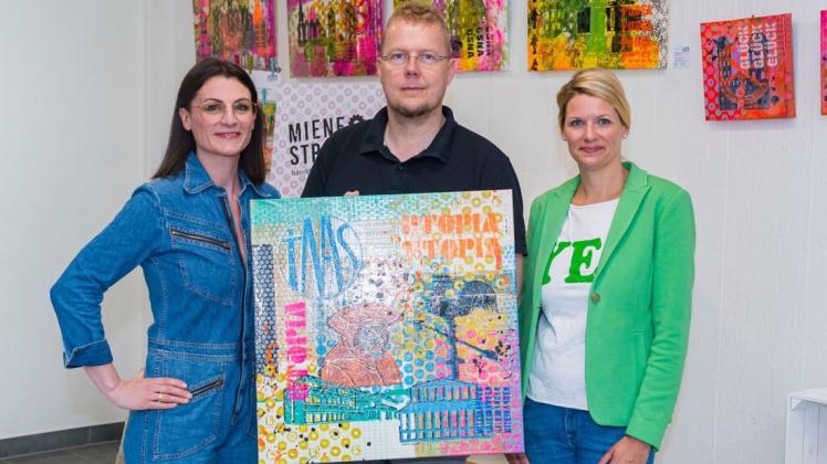 Martina Schulte, Matthias Wocken und Miriam Spielberg-Siegel freuen sich auf die Versteigerung des Bildes. Foto: André Havergo