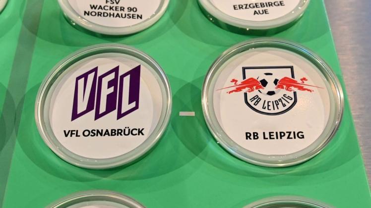 Das Duell ist terminiert: Die Loskugeln DFB Pokalauslosung im Deutschen Fußballmuseum in Dortmund. Foto: Kemme