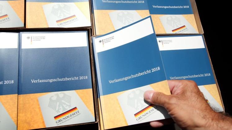 Der Verfassungsschutzbericht 2018 zeigt, dass die Zahl der Extremisten auf dem rechten wie linken Spektrum zunimmt. Foto: Wolfgang Kumm/dpa