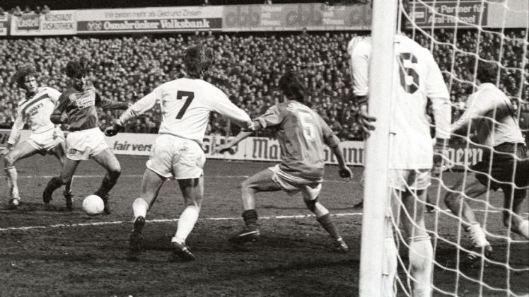 Das berühmteste Tor von Paul Jaschke: Am 31. März 1984 traf er mit diesem Schuss zum 1:0-Sieg gegen den FC Schalke 04, für den an jenem Abend sein DFB-Teamkollege Olaf Thon spielte. Foto: Helmut Kemme
