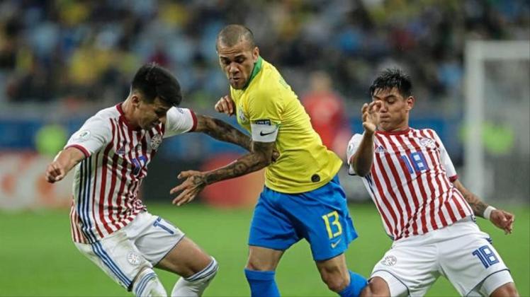 Die Brasilianer um Dani Alves (M.) mussten gegen Paraguay hart arbeiten, um zu gewinnen. 
