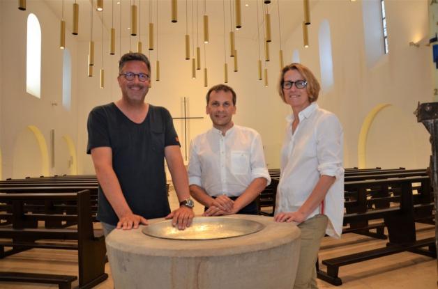 Pastor Alexander Bergel mit Jürgen Schwegmann und Stephanie Löning von B-Werk Architekten. Foto: Claudia Sarrazin
