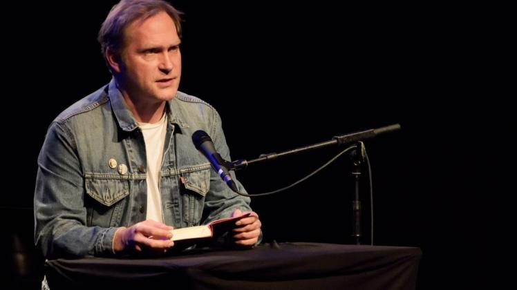 Nicht mit einem Buch, sondern mit seiner Gitarre steht Thees Uhlmann im Dezember in Bielefeld auf einer Bühne. Foto: Egmont Seiler