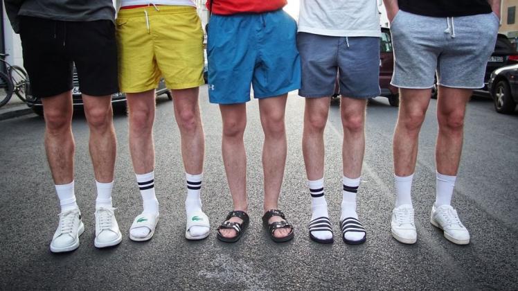 Weiße Socken in Badelatschen galten stets als geschmacklos. Nun liegen sie bei jungen Männern im Trend. Foto: dpa/Alexander Blum