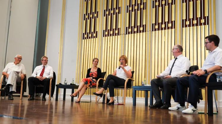 Hohe Gäste in der Aula der Uni: (v.l.) Dr.med Gisbert Voigt, Prof Dr. med. Henning Allmers, Barbara Metz, Dr. med. Martina Wenker, Moderator Thomas Spieker und Dr. Jan-Christoph Weise 
Foto: Michael Gründel