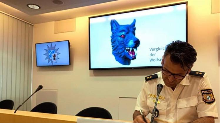 Polizeisprecher Marcus da Gloria Martins zeigt ein Vergleichsbild einer Wolfsmaske. In München hat ein Mann mit Wolfsmaske ein elfjähriges Mädchen vergewaltigt. 