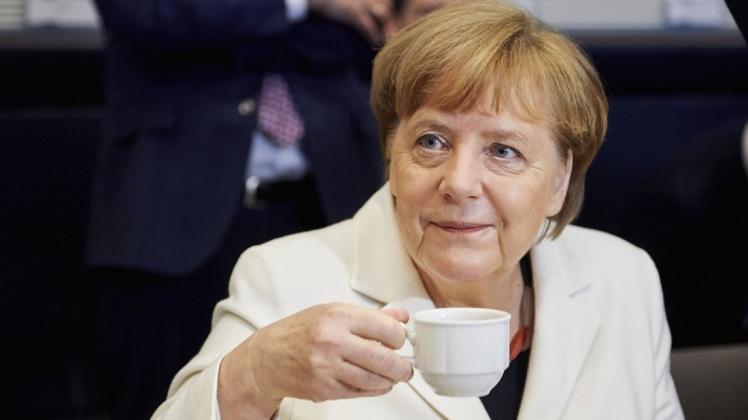 Aus dem Kanzleramt hieß es nach dem ersten Zitteranfall erklärend, Merkel habe an dem heißen Tag zu wenig Wasser und zu viel Kaffee getrunken. Foto: imago images/Felix Zahn/photothek.net