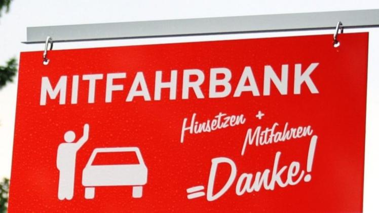 Viele Varianten gibt es für die Gestaltung von Schildern an einer Mitfahrerbank. 
