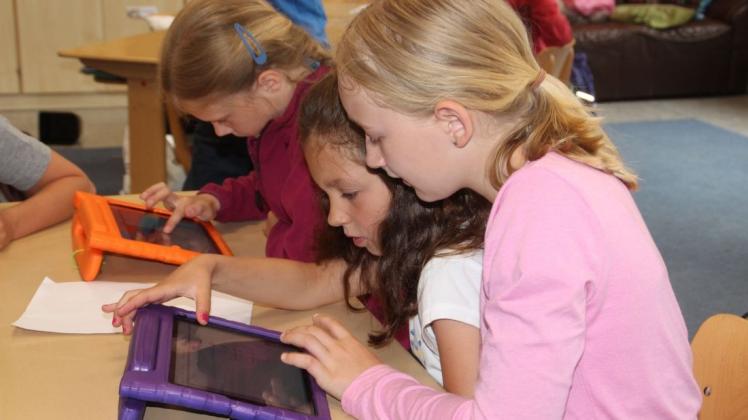 Mit großer Begeisterung werden Lernspiele auf dem Tablet von den Jüngsten geübt. Foto: Rolf Habben