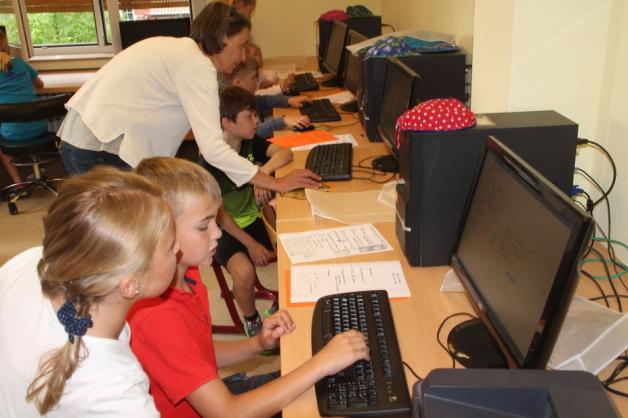Schüler unterrichten Schüler den Umgang mit dem PC, hier im Klassenraum mit den Standrechnern. 