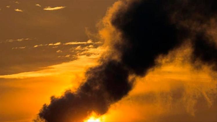 Qualmende Schornsteine: Die Grünen schlagen vor, für Verkehr und den Wärmebereich die Energiesteuern auf Benzin, Diesel, Kerosin, Heizöl, Heizkohle und Heizgas um einen CO2-Aufschlag zu erhöhen. 