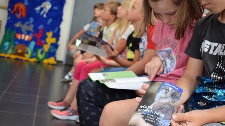 Keine Geschichten vom „bösen Wolf“ aus Rotkäppchen, sondern solide Informationen erhielten die Kinder der Grundschule Ueffeln von Wolfsberater Arndt Eggelmeyer. Foto: Andreas WenkFoto: Andreas Wenk