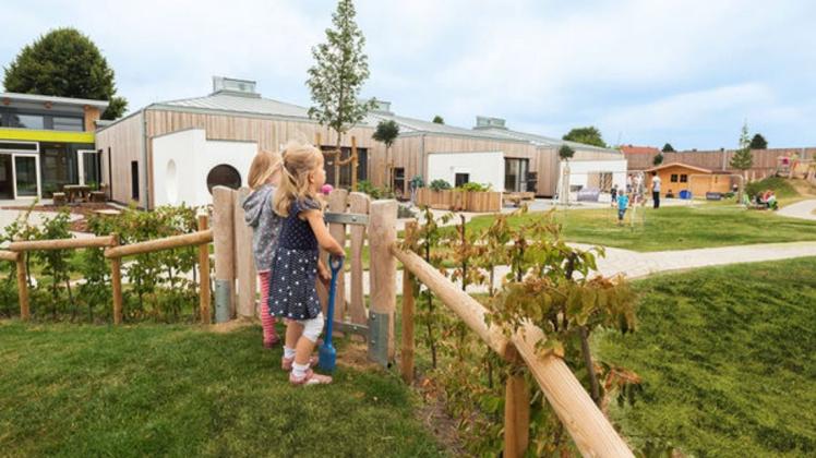 Wie ein Dorf mit viel Grün zeigt sich die  Kita Johanna Alfhausen am Tag der Architektur. Foto: Studio 205Personenrechte wurden zwischen die Grünplanern und der Kita-Leitung vereinbart.