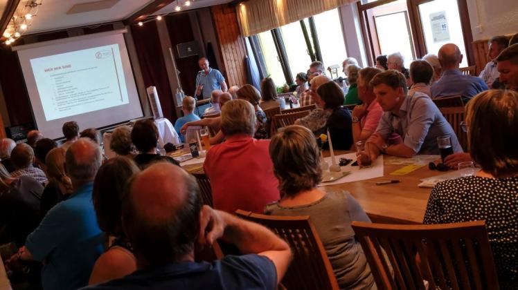 Einen aufschlussreichen Fachvortrag hielt Frank Vornholt im Lüstringer Gasthaus Zum Findling als Sprecher der Gesamtbürgerinitiative gegen die geplante 380-kV-Freileitung auch durch die östlichen Stadtteile. Foto: Thomas Osterfeld