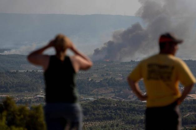 Nachbarn betrachten den Waldbrand in Bovera, Katalonien, in Spanien, der mehr als 6500 Hektar Wald zerstörte. Foto: imago images/Agencia EFE/Mario Gascon