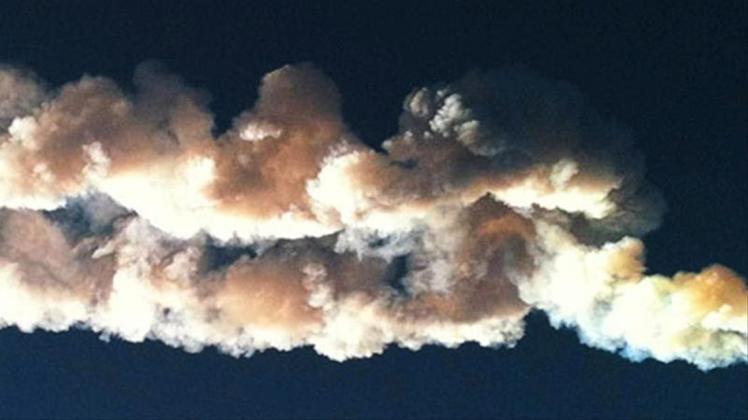 Ein Meteorit rast im Februar 2013 über die Stadt Tscheljabinsk in Russland. 