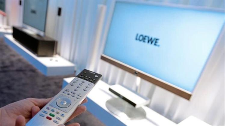 Ein Loewe-Fernseher auf einem Messestand. 