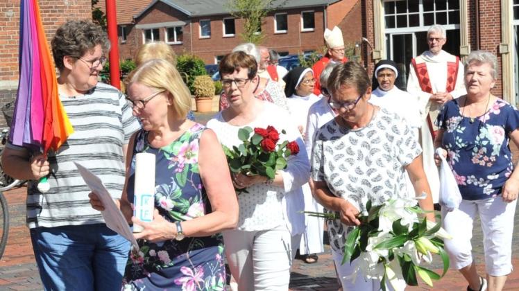 Hinter Gemeindereferentin Andrea Merz (vorne links) und der KDFB-St.-Antonius-Vorsitzenden Helen Schulte (2. v. l.) zieht Bischof Franz-Josef Bode (hinten) in die Kirche ein. 