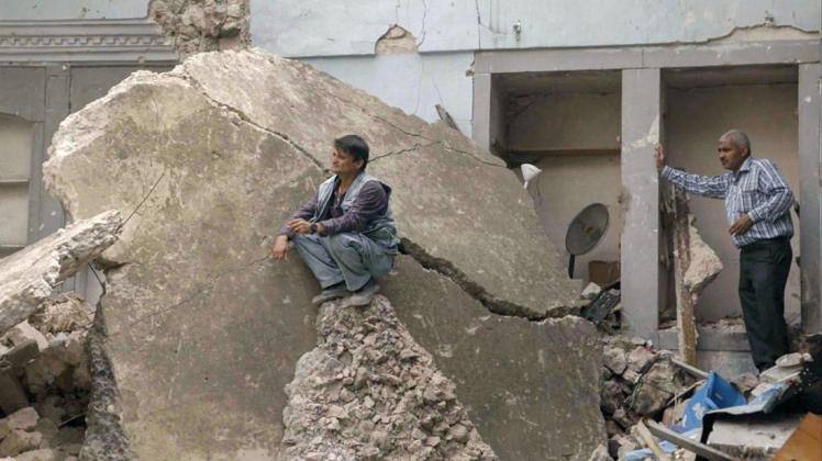 Nachdenklich: Dieser Mann (Mitte) verlor sein Haus im Kampf gegen den IS. Foto: Arte/Magnéto Presse