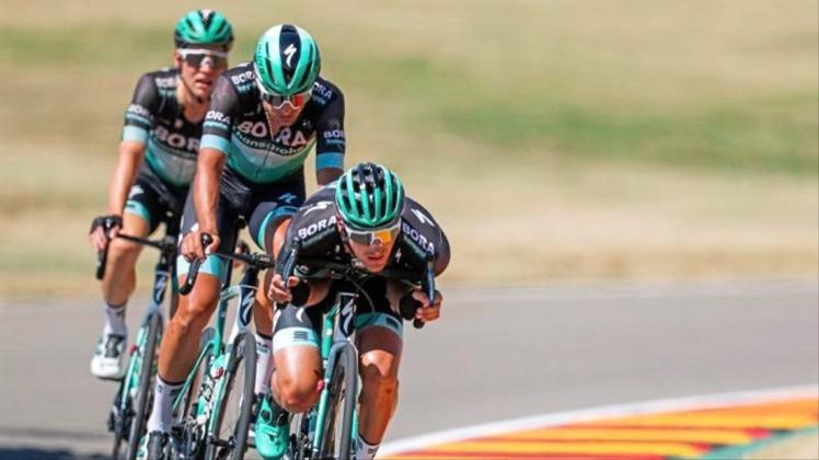 Marcus Burghardt, Andreas Schillinger und Maximilian Schachmann (r-l) vom Team Bora-hansgrohe machten den Sieg unter sich aus. 
